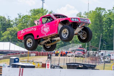 ZOEY EDENHOLM, Lexington OH 'daki Orta Ohio Spor Otomobil Kursu' ndaki Honda Indy 200 antrenmanı sırasında engelleri aşıyor..