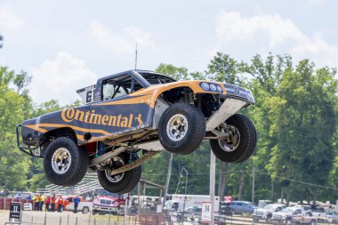 CORY kazananı, Lexington OH 'daki Orta Ohio Spor Araba Kursu' ndaki Honda Indy 200 antrenmanı sırasında engelleri aşıyor..