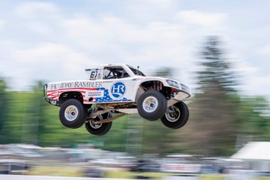 BEN MAIER, Lexington OH 'daki Orta Ohio Spor Otomobili' nde Honda Indy 200 antrenmanı sırasında engelleri aşıyor..