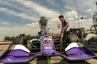 Tokyo, Japonya 'dan TAKUMA SATO (51), Lexington OH' daki Orta Ohio Spor Otomobil Kursu 'nda Honda Indy 200 antrenmanına hazırlanıyor..