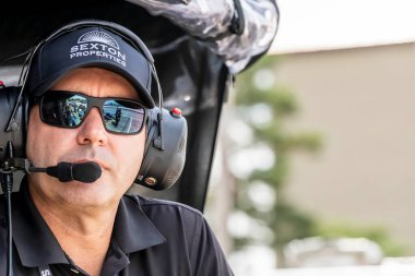 INDYCAR Serisi Takım Yöneticisi ve Strateji Uzmanı Larry Foyt takımının Lexington 'daki Orta Ohio Spor Otomobil Sahası' nda Honda Indy 200 antrenmanına hazırlanmasını izliyor..