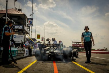 AJFoyt Racing 'in ekip üyeleri yarış arabalarını Lexington, OH, ABD' deki Honda Indy 200 antrenmanından önce hazırladılar..