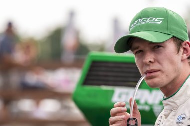 Cambridge, İngiltere 'den CALLUM LLOTT (77) (R), Lexington OH' da bulunan Ohio Spor Otomobil Kursu 'nda Honda Indy 200 için antrenman yapmaya hazırlanıyor..