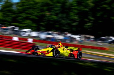 Toronto, Kanada 'dan DEVLIN DeFRANCESCO (29) (R), Lexington OH' daki Orta Ohio Spor Otomobil Kursu 'nda Honda Indy 200 antrenmanı sırasında virajlardan geçiyor..