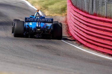 Barcelona, İspanya 'dan ALEX PALOU (10), Lexington OH' daki Orta Ohio Spor Araba Kursu 'nda düzenlenen Honda Indy 200 antrenmanı sırasında virajlarda koşuyor..