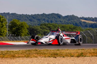 Hedensted, Danimarka 'dan Christian LUNDGAARD (30) (R), Lexington OH' daki Ohio Spor Otomobili Kursu 'nda Honda Indy 200 antrenman oturumu sırasında virajlarda yarışıyor..