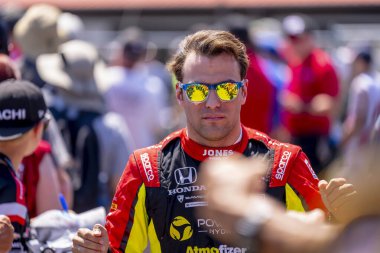 Toronto, Kanada 'dan DEVLIN DeFRANCESCO (29) (R), ABD' nin Lexington kentindeki Orta Ohio Spor Otomobil Sahası 'nda Honda Indy 200 için yarışmadan önce taraftarlara tanıtıldı..