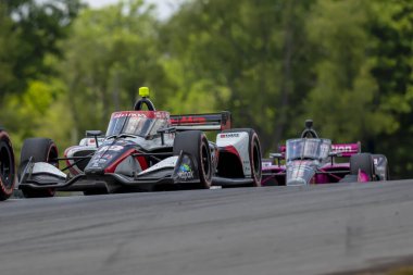 Şikago, Illinois 'den DAVID MALUKAS (18) (R), Lexington OH' daki Orta Ohio Spor Otomobil Kursu 'nda Honda Indy 200 sırasında virajlardan geçer..