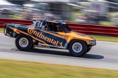 CORY GİRİŞ, Lexington OH 'daki Orta Ohio Spor Araba Kursu' nda Honda Indy 200 sırasında virajlarda yarışıyor..