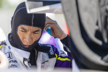 Tokyo, Japonya 'dan TAKUMA SATO (51), Lexington OH' daki Orta Ohio Spor Otomobil Kursu 'nda Honda Indy 200 antrenmanına hazırlanıyor..