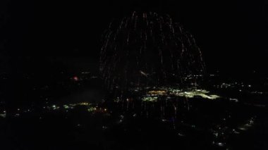 4 Temmuz kutlamaları sırasında havai fişek kutlaması yapan bir insansız hava aracı...