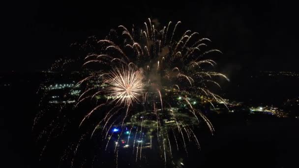 Osobisty Dron Przelatuje Przez Święto Fajerwerków Podczas Obchodów Lipca — Wideo stockowe