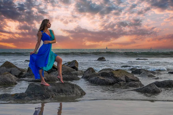 Una Bella Bruna Modello Ispanico Posa All Aperto Una Spiaggia — Foto Stock