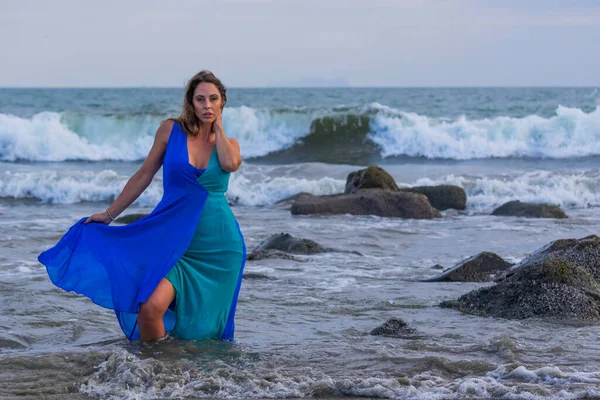 Una Bella Bruna Modello Ispanico Posa All Aperto Una Spiaggia — Foto Stock