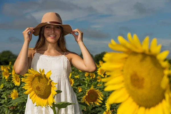 Una Splendida Modella Bionda Posa All Aperto Campo Girasoli — Foto Stock