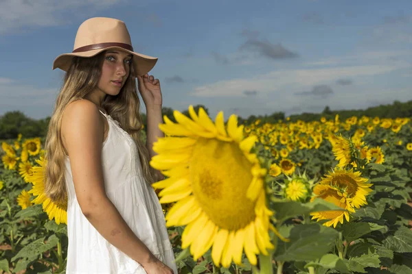 Gorgeous Blonde Model Poses Outdoors Field Sunflowers — Stock Photo, Image
