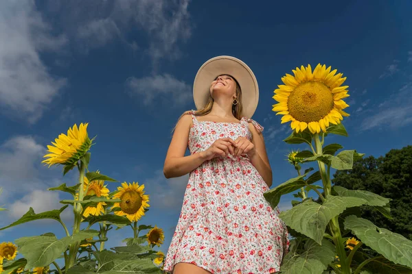 Gorgeous Blonde Model Poses Outdoors Field Sunflowers — Stockfoto