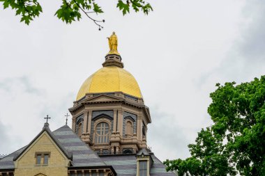 Notre Dame Üniversitesi 'ndeki Main Binası' nın tepesindeki Altın Kubbe.