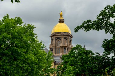 Notre Dame Üniversitesi 'ndeki Main Binası' nın tepesindeki Altın Kubbe.