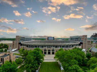 Notre Dame Stadyumu 'nun havadan görünüşü Notre Dame Üniversitesi' ni temsil ediyor. Indiana, South Bend şehrinin kuzeyinde.. 