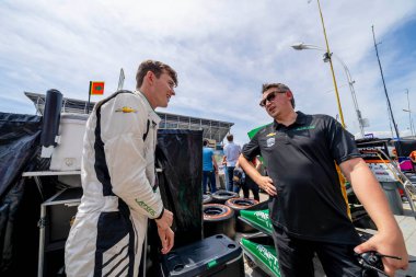 Cambridge, İngiltere 'den CALLUM LLOTT (77) (R), Toronto' daki Toronto Caddeleri Sergisi 'nde Honda Indy Toronto için pratik yapmaya hazırlanıyor..