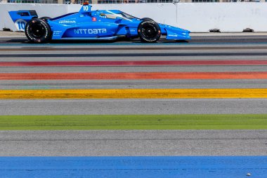 Barselona, İspanya 'dan ALEX PALOU (10), Toronto' daki Toronto Caddeleri Sergisi 'ndeki Honda Indy Toronto' nun antrenman oturumunda virajlardan geçiyor..