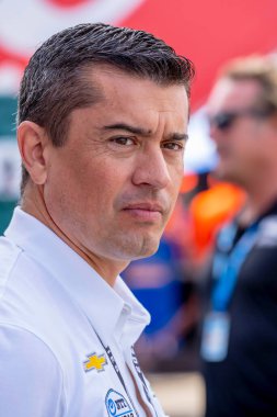 Takım sahibi, RICARDO JUNCOS, Toronto, ON, CAN 'daki Toronto Exhibition Place' deki Honda Indy Toronto antrenmanından önce takımının Juncos Hollinger Chevrolet üzerinde çalışmalarını izliyor..