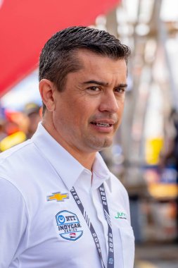Takım sahibi, RICARDO JUNCOS, Toronto, ON, CAN 'daki Toronto Exhibition Place' deki Honda Indy Toronto antrenmanından önce takımının Juncos Hollinger Chevrolet üzerinde çalışmalarını izliyor..