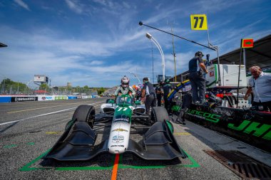 Cambridge, İngiltere 'den CALLUM LLOTT (77) (R), Toronto' daki Toronto Caddeleri Sergisi 'nde Honda Indy Toronto için pratik yapmaya hazırlanıyor..