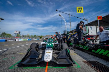 Cambridge, İngiltere 'den CALLUM LLOTT (77) (R), Toronto' daki Toronto Caddeleri Sergisi 'nde Honda Indy Toronto için pratik yapmaya hazırlanıyor..