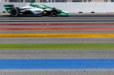 Cambridge, İngiltere 'den CALLUM LLOTT (77) (R) Toronto' daki Toronto Caddeleri 'ndeki Honda Indy Toronto Sergisi' nin antrenman oturumu sırasında virajlardan geçer..