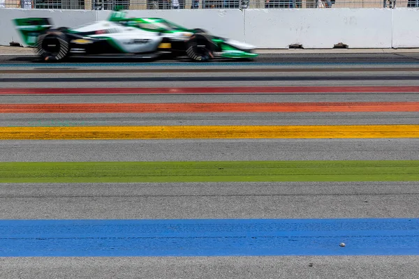 Cambridge, İngiltere 'den CALLUM LLOTT (77) (R) Toronto' daki Toronto Caddeleri 'ndeki Honda Indy Toronto Sergisi' nin antrenman oturumu sırasında virajlardan geçer..