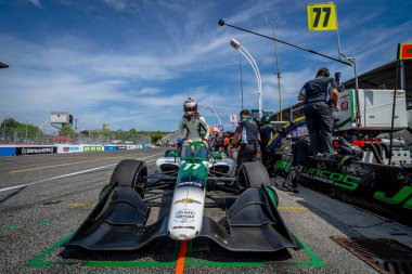 Cambridge, İngiltere 'den CALLUM LLOTT (77) (R), Toronto' daki Toronto Caddeleri Sergisi 'nde Honda Indy Toronto için pratik yapmaya hazırlanıyor..