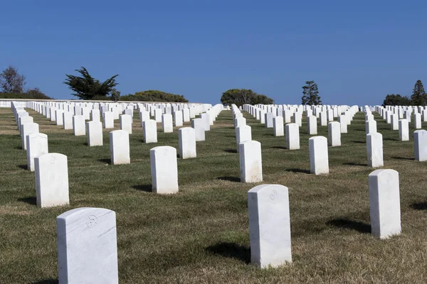 Vista Genérica Cemitério Veteranos Topo Uma Colina Mostrando Orgulho Americano — Fotografia de Stock