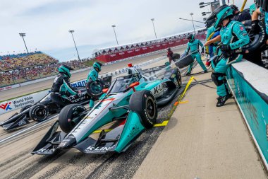 Kanada, Stouffville 'den DALTON KELLETT (4), arabasını Newton IA' daki Iowa Speedway 250 HY-VEEDEALS.COM sırasında servise getirir..