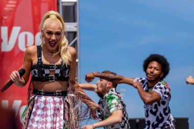 Şarkıcı Qwen Stefani, ABD 'nin Newton kentinde düzenlenen HY-VEEDEALS.COM 250 başlamadan önce hayranları için performans sergiliyor..