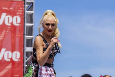 Şarkıcı Qwen Stefani, ABD 'nin Newton kentinde düzenlenen HY-VEEDEALS.COM 250 başlamadan önce hayranları için performans sergiliyor..