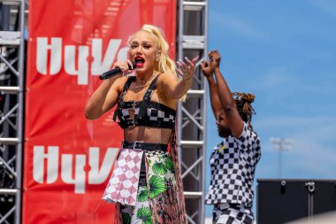 Şarkıcı Qwen Stefani, ABD 'nin Newton kentinde düzenlenen HY-VEEDEALS.COM 250 başlamadan önce hayranları için performans sergiliyor..