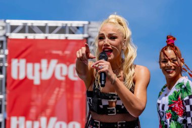 Şarkıcı Qwen Stefani, ABD 'nin Newton kentinde düzenlenen HY-VEEDEALS.COM 250 başlamadan önce hayranları için performans sergiliyor..