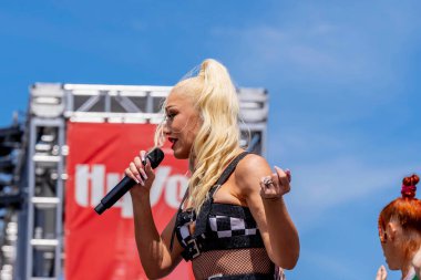 Şarkıcı Qwen Stefani, ABD 'nin Newton kentinde düzenlenen HY-VEEDEALS.COM 250 başlamadan önce hayranları için performans sergiliyor..