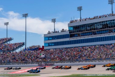 Tokyo, Japonya 'dan TAKUMA SATO (51), Newton IA' daki Iowa Speedway 250 HY-VEEDEALS.COM sırasında ön kısımda yarıştı..