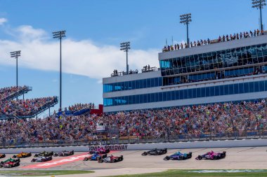 Jüpiter, Florida 'dan KYLE KIRKWOOD (14) (R), Newton IA' daki Iowa Speedway 250 'de HY-VEEDEALS.COM sırasında ön kısımda yarışır..