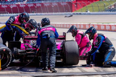 Sao Paulo, Brezilya 'dan HELIO CASTRONEVES (06), arabasını Newton IA' daki Iowa Speedway 250 HY-VEEDEALS.COM sırasında servise getirir..