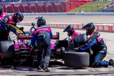 Sao Paulo, Brezilya 'dan HELIO CASTRONEVES (06), arabasını Newton IA' daki Iowa Speedway 250 HY-VEEDEALS.COM sırasında servise getirir..