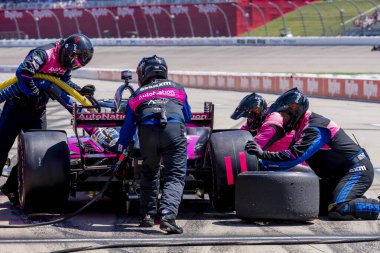 Sao Paulo, Brezilya 'dan HELIO CASTRONEVES (06), arabasını Newton IA' daki Iowa Speedway 250 HY-VEEDEALS.COM sırasında servise getirir..