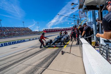KYLE KIRKWOOD (14) (R) (Jüpiter, Florida), Newton IA 'daki Iowa Speedway 250 HY-VEEDEALS.COM sırasında arabasını servise getirir..
