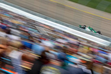 Cambridge, İngiltere 'den CALLUM LLOTT (77) (R), Newton IA' daki Iowa Speedway 250 'de HY-VEEDEALS.COM sırasında dönüşler boyunca yarışır..