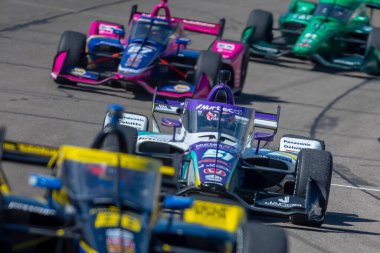 Tokyo, Japonya 'dan TAKUMA SATO (51), Newton IA' daki Iowa Speedway 250 HY-VEEDEALS.com sırasında virajlarda yarışıyor..