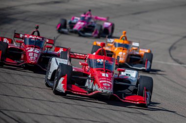 İsveç 'in Kumla kentinden MARCUS ERICSSON (8), Newton IA' daki Iowa Speedway 250 HY-VEEDEALS.COM sırasında dönüşlerde yarışır..