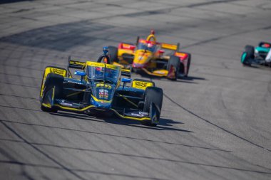 Valencia, Kaliforniya 'dan COLTON HERTA (26) Newton IA' daki Iowa Speedway 250 HY-VEEDEALS.COM sırasında virajlarda yarışır..